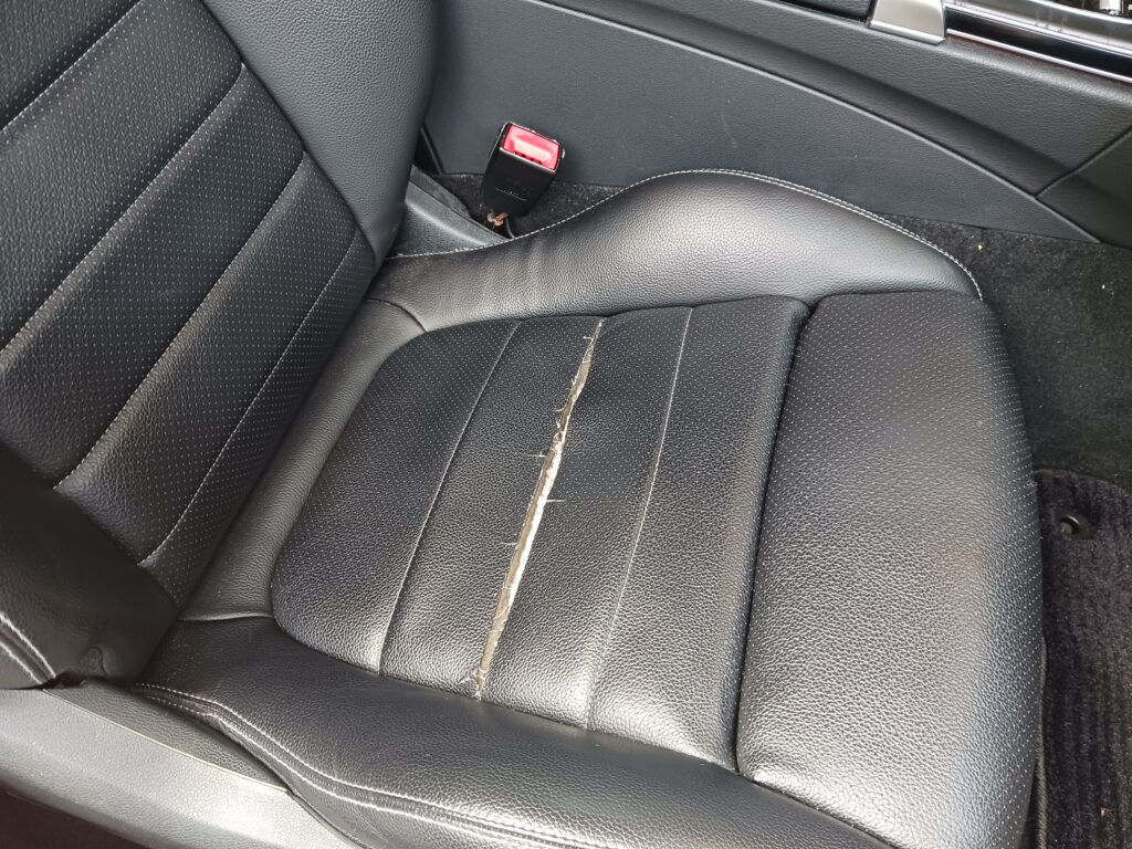 Cクラスシート破れ