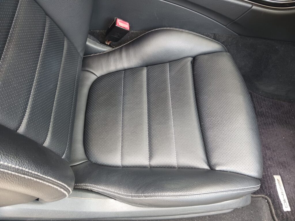 Cクラスシート破れ