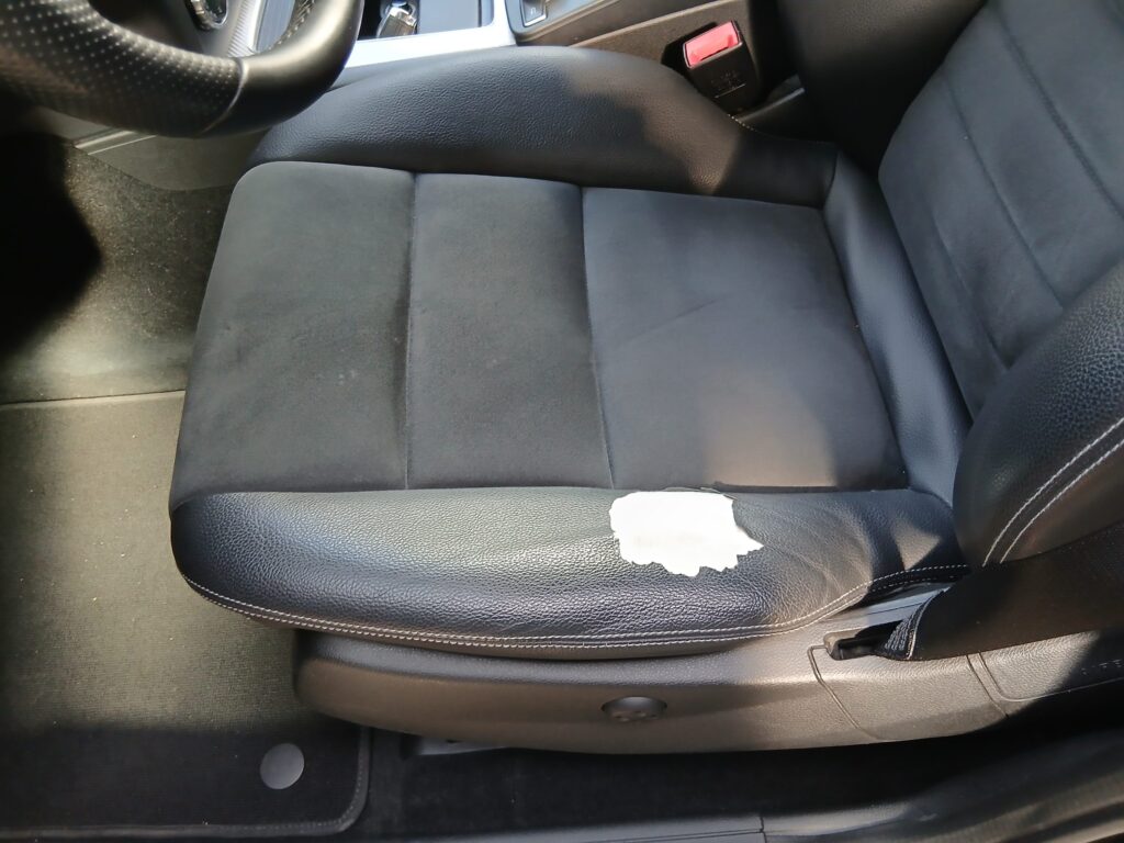 ベンツシート破れ