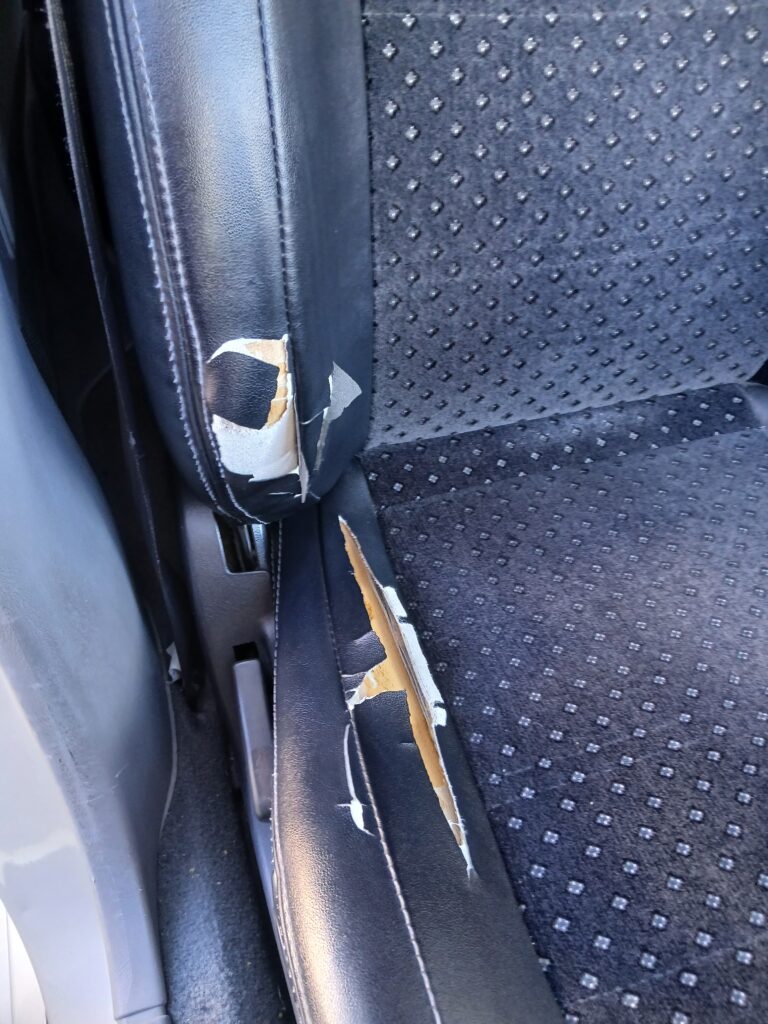 ビニールレザーシート破れ